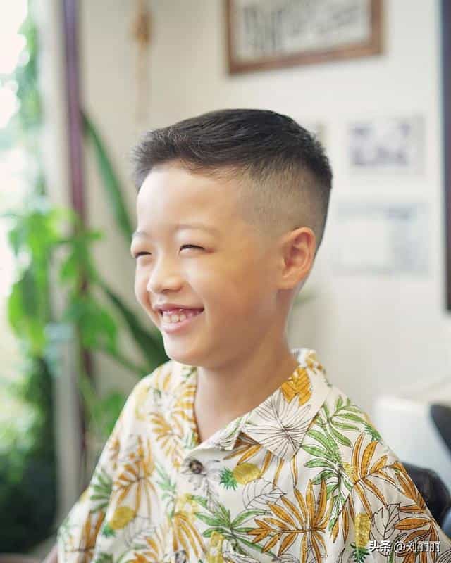 小学生短发发型图片（十一最帅气小男孩发型15款）(3)