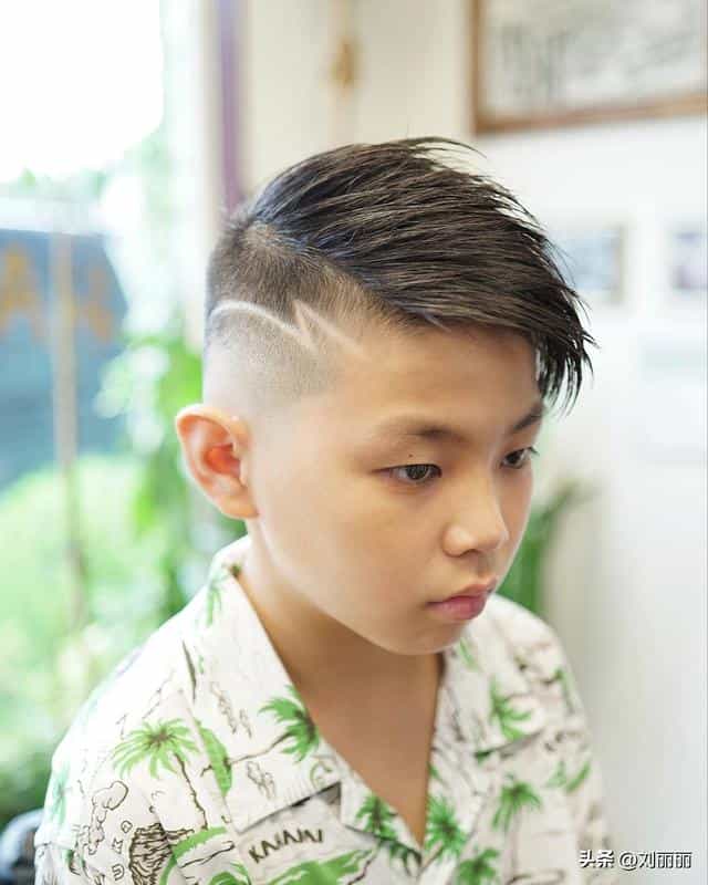 小学生短发发型图片（十一最帅气小男孩发型15款）(11)